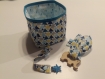 Baby box:attache tétine, anneau de dentition, pochon de rangement motifs géométriques colori bleu 