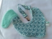 Baby box mini : attache-tétine et bavoir bandana aux motifs plume de paon dans les tons vert 