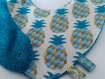 Baby box mini : attache-tétine et bavoir bandana aux motifs ananas bleu canard et moutarde 