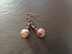 Boucles d'oreille fantaisie avec perle peinte à la bombe 