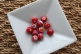Lot de 11 perles en céramique rouge marbré blanche 