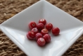 Lot de 11 perles en céramique rouge marbré blanche 