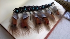 Bracelet "etiana", amérindien en gemmes, cuir et plumes 