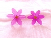 Boucles fleurs guimauve violettes en lucite 