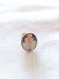 Bague cabochon ovale marylin et sa robe blanche 