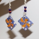 Boucles d'oreilles en origami en forme de pochette bleu et orange à motif fleuris 