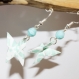 Boucles d'oreilles en origami en forme de petit papillons bleu claire à tache blanche 