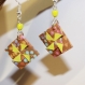 Boucles d'oreilles en origami en forme de pochette marron et jaune à fleurs 