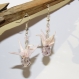 Boucles d'oreilles en origami en forme de grues rose claire à petite fleur blanche 