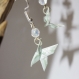 Boucles d'oreilles en origami en forme de petit papillons bleu claire à fleur blanche avec des ligne 