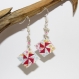 Boucles d'oreilles en origami en forme de pochette rose et blanche à fleurs 