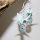 Boucles d'oreilles en origami en forme de grues bleu claire à petite fleur blanche 
