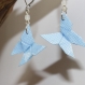 Boucles d'oreilles en origami en forme de papillons bleu à point blanc (papier envelope) 