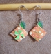 Boucles d'oreilles en origami en forme de pochette orange et verte à motif fleuris 