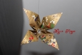 Décoration en origami en forme de fleur de lys marron avec du dorée 