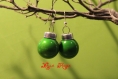 Boucle d'oreille de noël avec des boules verte 