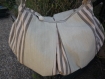 Gros sac souple froncé en coton beige et découpes à rayures 