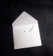 6 petites enveloppes , fond blanc ,motif ajouré 