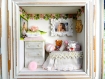 Vitrine miniature : "chambre bébé rose" 