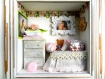 Vitrine miniature : "chambre bébé rose" 