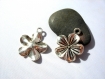 2 breloques ou pendentifs fleurs argentées 23 mm 