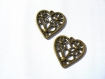 2 breloques coeurs bronze creux avec fleurs 
