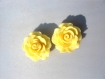 2 perles fleur en résine jaune 18 mm 