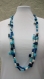 Sautoir bleu en perles de bois montées sur fil coton 