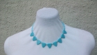 Collier bleu turquoise en perles de verre triangulaires et ovales 