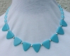Collier bleu turquoise en perles de verre triangulaires et ovales 