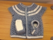 Brassière bébé et chaussons bleu gris et beige layettetaille 1 mois 