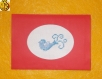 Carte postale rouge brodé d'un petit oiseau bleu 
