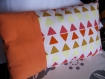 Coussin de décoration motif graphique et orange 