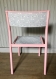 Chaise d'écolier rose et grise étoilée 