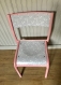 Chaise d'écolier rose et grise étoilée 