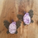 Boucles d'oreilles pendantes : jolis papillons et violettes 