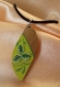 Collier pendentif en bois décoré de petites feuilles 