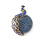 1 breloque en résine bleu avec ornement en métal doré a strass bleu motif paon 5x3.5 cm 