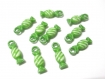 10 pendentifs acrylique forme bonbon 21x7mm couleur vert 