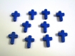 10 perles croix acrylique bleu foncé 16x12x4 mm 