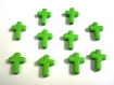 10 perles croix acrylique vert 16x12x4 mm 