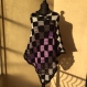 Poncho tricote main violet noig gris blanc 