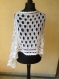 Poncho blanc tricote main en 70%acrylique 20%laine 10%mohair 