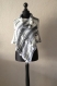 Poncho tricote main (blanc gris noir) 