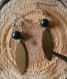 Boucles d'oreilles plaque dorée et perles noires 