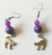 Boucles d'oreilles perles violettes et breloques chats 