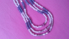 Collier trois rangs de perles rose et violettes et strass 