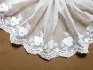 1m dentelle blanc brodé sur tulle largeur 18cm motif floral 