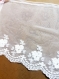 1m dentelle blanc brodé sur tulle largeur 18cm motif floral 