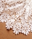 Magnifique dentelle blanc guipure 28.5 cm largeur motif floral 